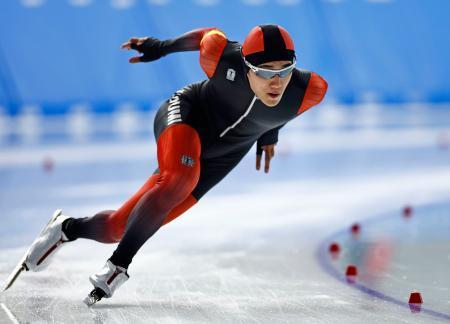 　スピード男子１０００メートル　１分１２秒６３で優勝した小海・井出雄斗＝ＹＳアリーナ八戸