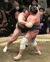 　寄り切りで千代翔馬を下した照ノ富士（右）＝撮影・三好信也
