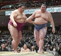 　御嶽海（左）に寄り切られた正代（撮影・佐々木彰尚）