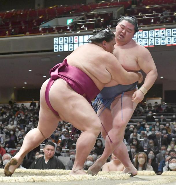 御嶽海　自身初の三役で２場所連続２桁勝利　大関正代を撃破、手応えも「いい感じです」