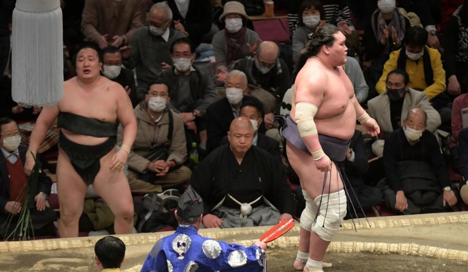　寄り切りで千代翔馬を下した照ノ富士（右）＝撮影・三好信也