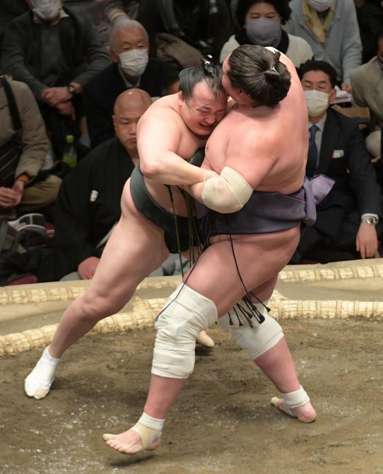 　寄り切りで千代翔馬を下した照ノ富士（右）＝撮影・三好信也