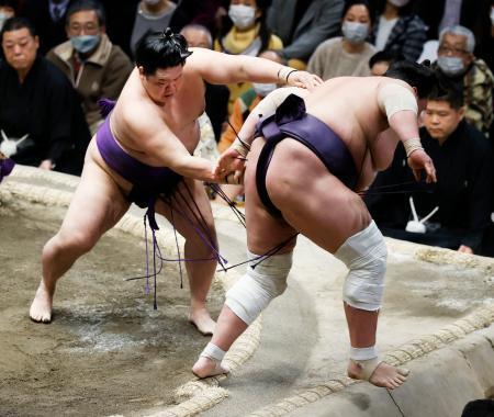 照ノ富士、御嶽海が敗れる波乱初場所、２敗で阿炎ら３人が首位