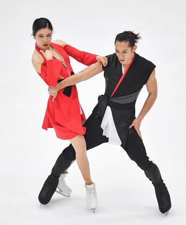 　アイスダンスＲＤで演技する村元哉中（左）、高橋大輔組（ＡＰ＝共同）