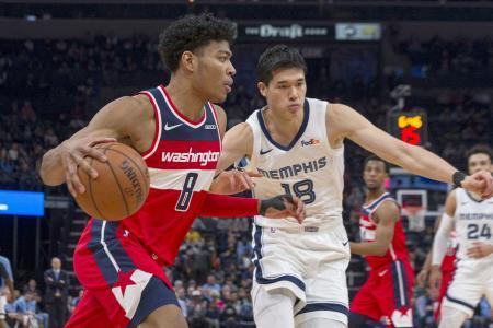 　競り合うウィザーズの八村塁（左）とグリズリーズの渡辺雄太＝２０１９年１２月、メンフィス（ＵＳＡ　ＴＯＤＡＹ・ロイター＝共同）