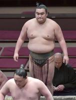 川村（下）を破り序二段優勝を決めた朝阪神＝両国国技館（撮影・佐々木彰尚）