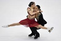 　アイスダンス・フリー　演技する村元哉中（左）、高橋大輔組＝タリン（ＡＰ＝共同）