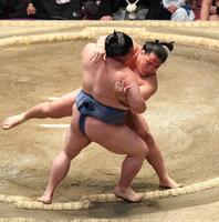 　正代（手前）を寄り切りで破った豊昇龍（撮影・開出牧）