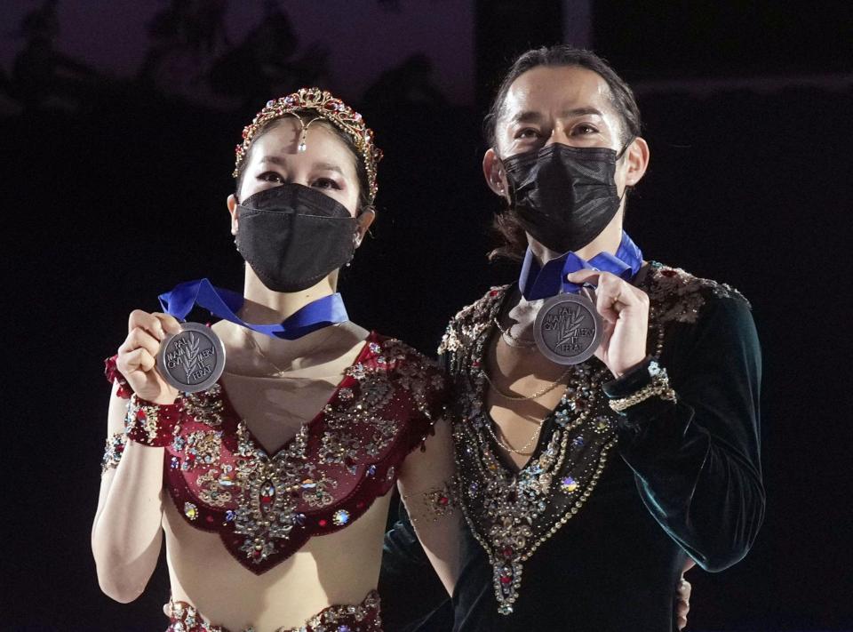 　アイスダンスで２位となり、メダルを手にする村元哉中（左）と高橋大輔＝タリン（ロイター＝共同）