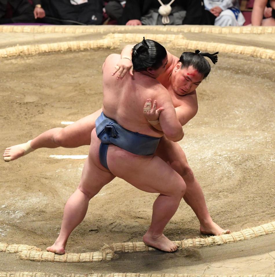 　正代（手前）を寄り切りで破った豊昇龍（撮影・開出牧）