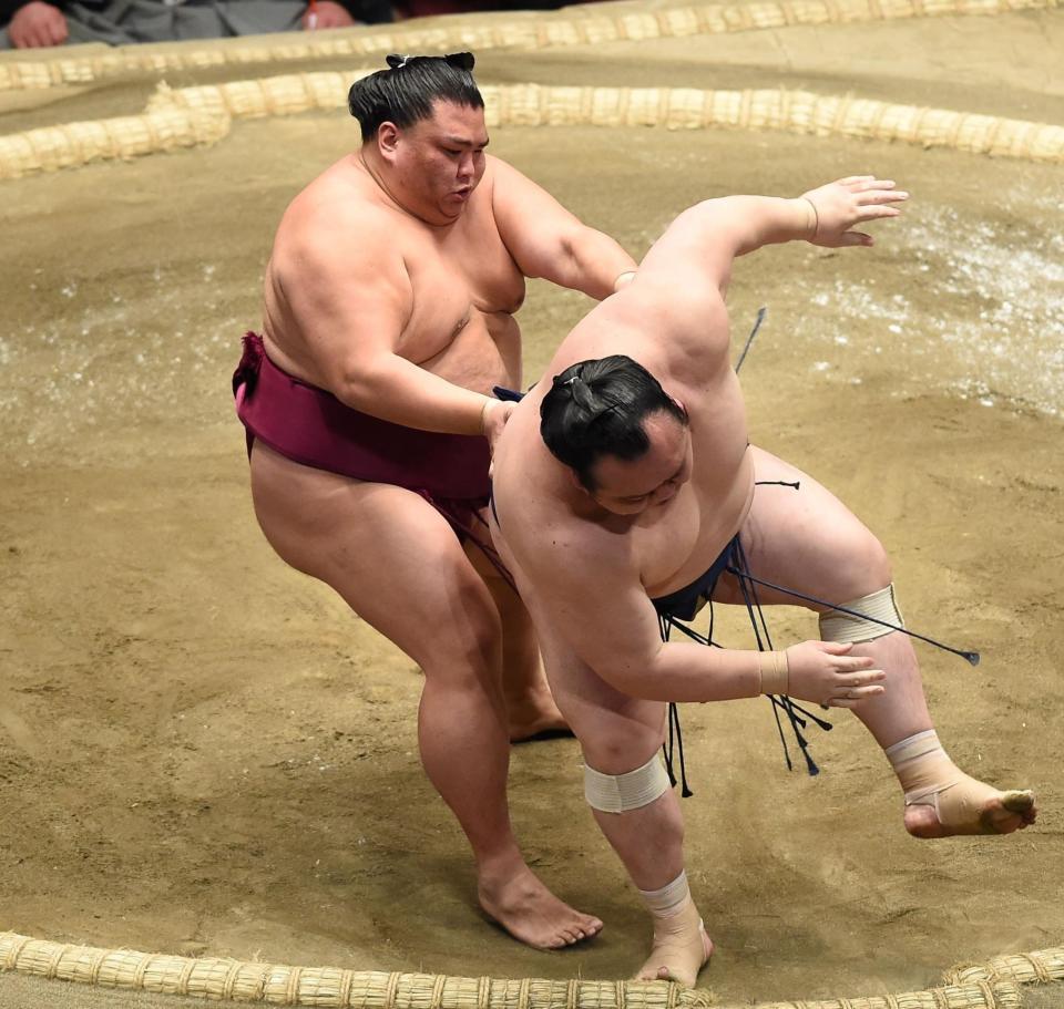 御嶽海（左）が送り出しで宝富士を下す（撮影・中島達哉）