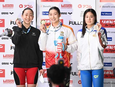 　表彰台で笑顔を見せる（左から）２位の五十嵐、１位の池江、３位の池本（撮影・高石航平）