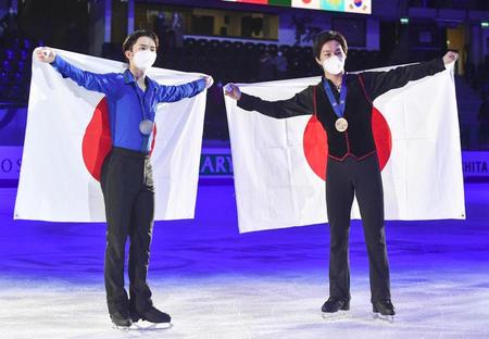 　メダルを胸に日の丸を掲げる男子で２位の友野一希（左）と３位の三浦佳生＝タリン（ＡＰ＝共同）