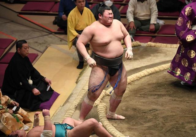 熱海富士 10代関取確実に 勝ち越し決めて涙 勇み足審議も軍配通り