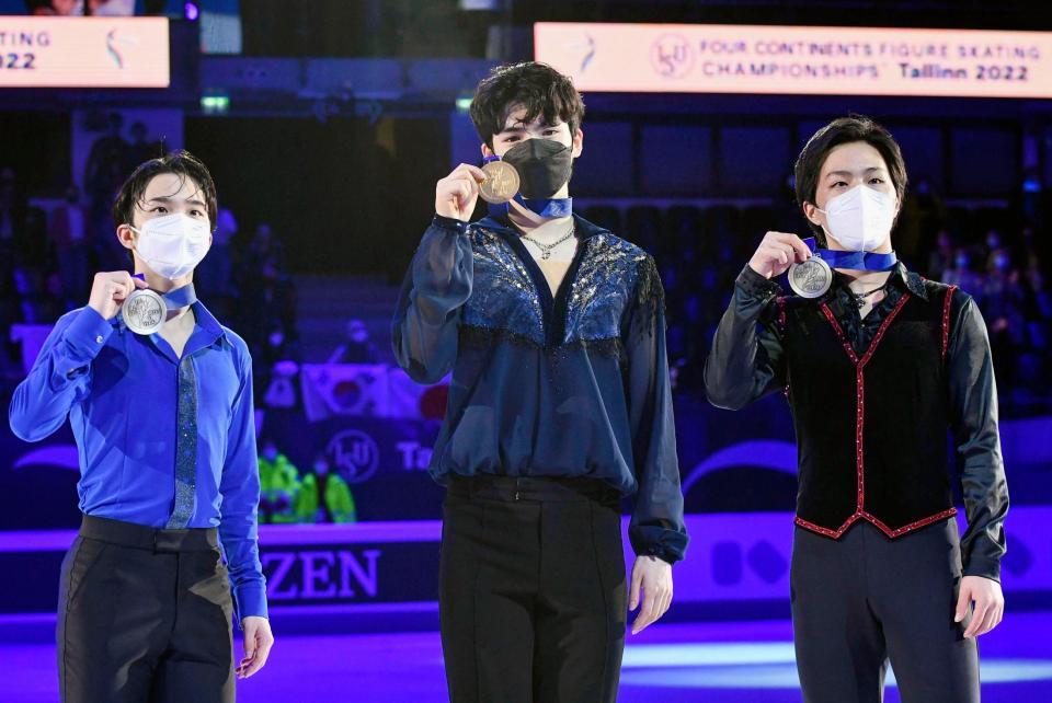 　男子の表彰式でメダルを手にする（左から）２位の友野一希、優勝の車俊煥、３位の三浦佳生＝タリン（ＡＰ＝共同）