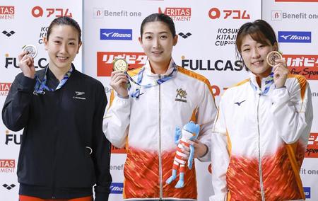 　女子５０メートル自由形で優勝し、メダルを手にする池江璃花子（中央）＝東京辰巳国際水泳場
