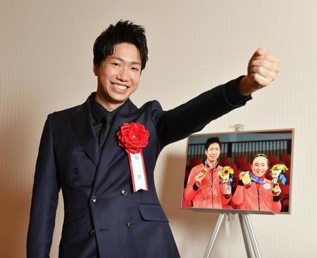 　東京五輪に出場した時のパネルを背にポーズを決める水谷隼氏（撮影・西岡正）