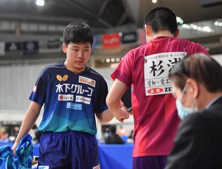 　ジュニア男子３回戦に勝利し、杉浦涼雅（右）とタッチを交わす松島輝空（撮影・西岡正）