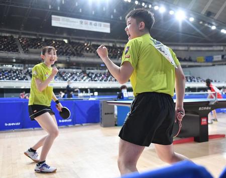 混合ダブルスで準決勝進出を決めた張本智和（右）・早田ひな組＝東京体育館（撮影・西岡正）