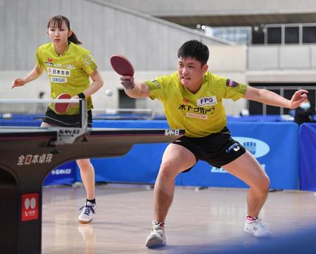 混合ダブルスで準決勝進出を決めた張本智和（右）・早田ひな組＝東京体育館（撮影・西岡正）