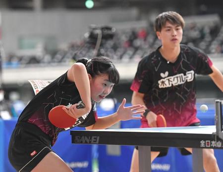 混合ダブルス４強進出を果たした張本美和（手前）・田添健汰組（撮影・西岡正）