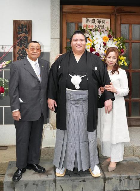 新大関・御嶽海の伝達式動画が好アクセス　母・マルガリータさんも純白スーツで登場
