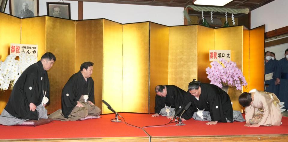 大関昇進の伝達を受ける御嶽海（右から２人目）＝代表撮影