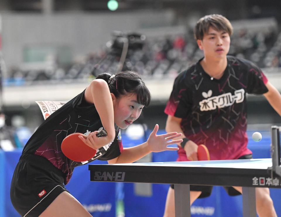 混合ダブルス４強進出を果たした張本美和（手前）・田添健汰組（撮影・西岡正）