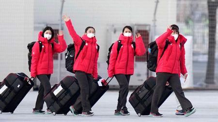 　北京五輪の選手村に入村したアイスホッケー女子日本代表の（左から）藤本那菜、床亜矢可、志賀紅音、小西あかね（共同）