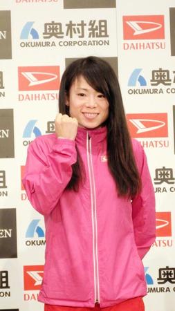 ガッツポーズで意気込む松田＝大阪市内