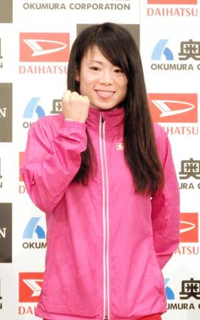 　ガッツポーズで意気込む松田瑞生