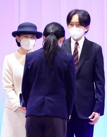 　北京冬季オリンピックの日本選手団の結団式後、高木美帆主将（手前）へお言葉を掛ける秋篠宮さまご夫妻（代表撮影）