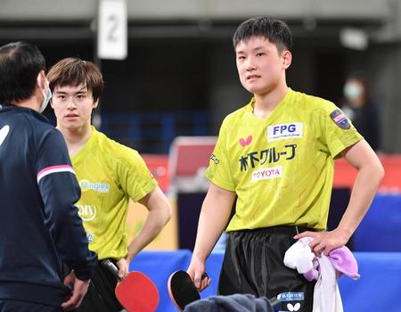 　男子ダブルス決勝で敗れた張本智和（右）、森薗政崇組（撮影・佐々木彰尚）
