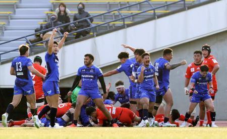 　神戸-埼玉　後半、堀江の逆転トライを喜ぶ埼玉フィフティーン＝神戸ユニバー