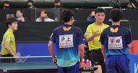 　男子ダブルスで宇田幸矢、戸上隼輔組に敗れた張本智和（右から２人目）と森薗政崇組（撮影・佐々木彰尚）