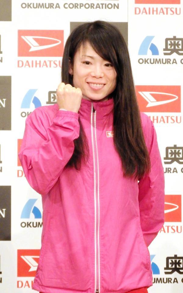 　ガッツポーズで意気込む松田瑞生