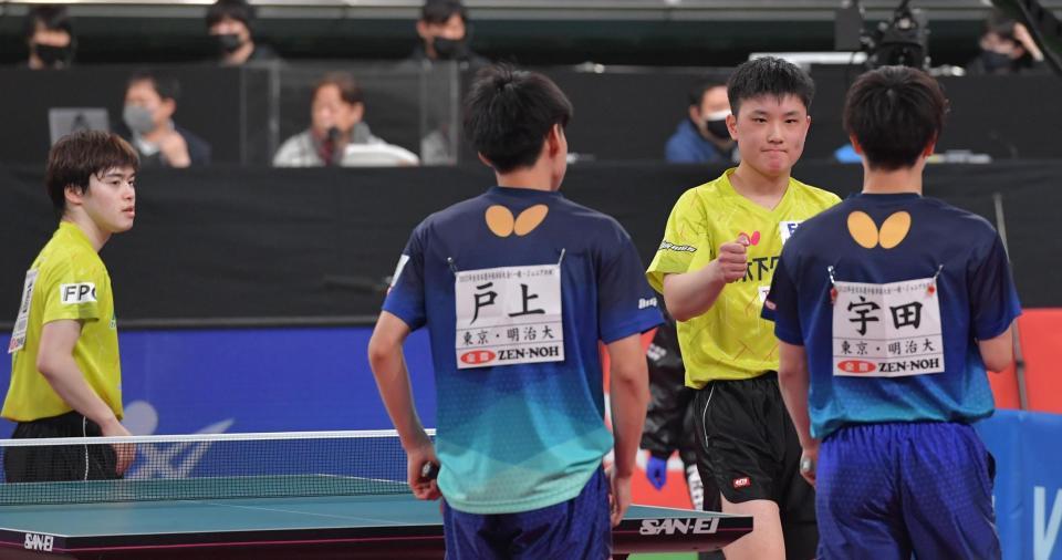 　男子ダブルスで宇田幸矢、戸上隼輔組に敗れた張本智和（右から２人目）と森薗政崇組（撮影・佐々木彰尚）