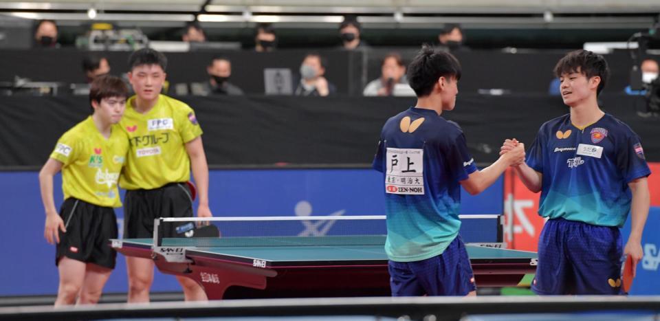 　男子ダブルスで優勝した宇田幸矢（右）、戸上隼輔組。敗れた森薗政崇（左）、張本智和組（撮影・佐々木彰尚）