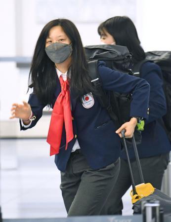 　北京へ向け出発する日本選手団主将の高木美帆＝３０日午前、羽田空港（代表撮影）