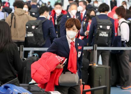 　北京へ向け出発するスピードスケート女子の小平奈緒＝３０日午前、羽田空港（代表撮影）