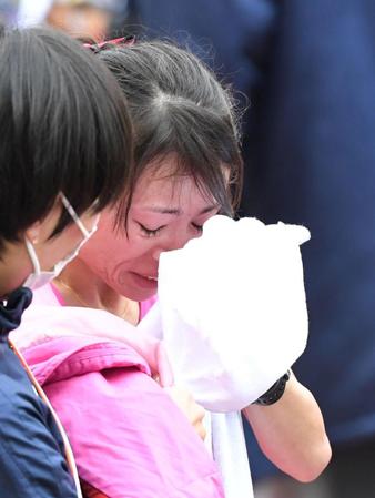 　ゴールし、涙を拭う松田瑞生（撮影・北村雅宏）