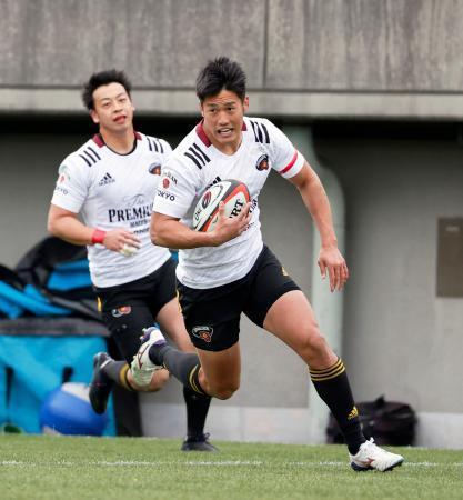 　ＢＲ東京-東京ＳＧ　前半、トライを決める東京ＳＧ・塚本。左は成田＝秩父宮