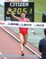 　大会記録でゴールする松田瑞生（撮影・北村雅宏）