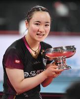 皇后杯を手に笑顔を見せる伊藤美誠（撮影・佐藤厚）