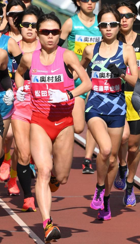 　トラックを駆ける松田瑞生（左）と佐藤早也伽（右）＝撮影・北村雅宏