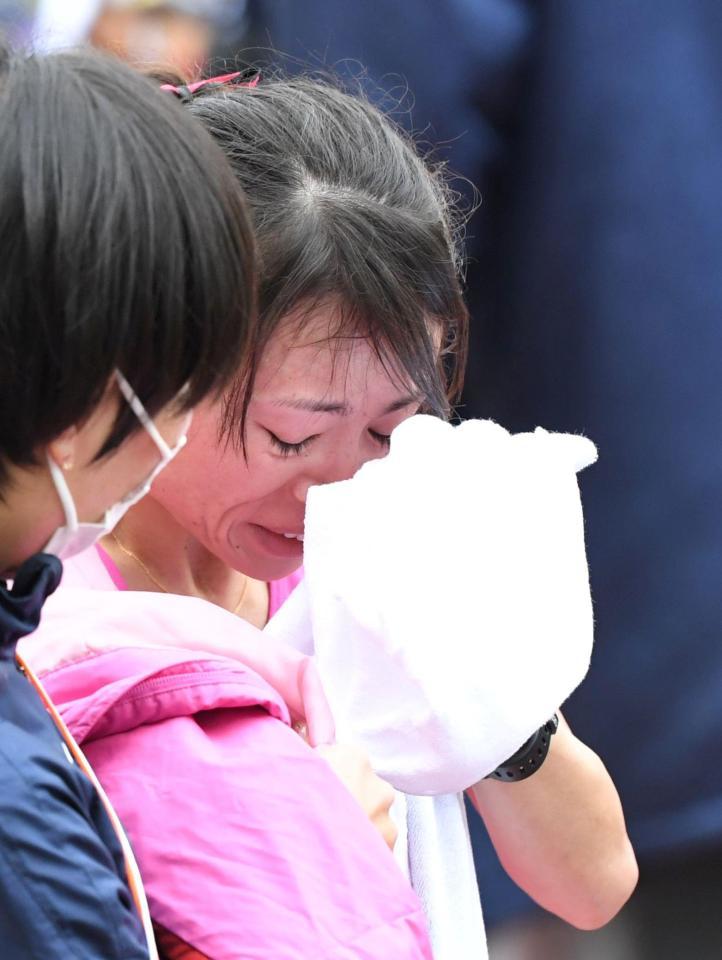 　ゴールし、涙を拭う松田瑞生（撮影・北村雅宏）