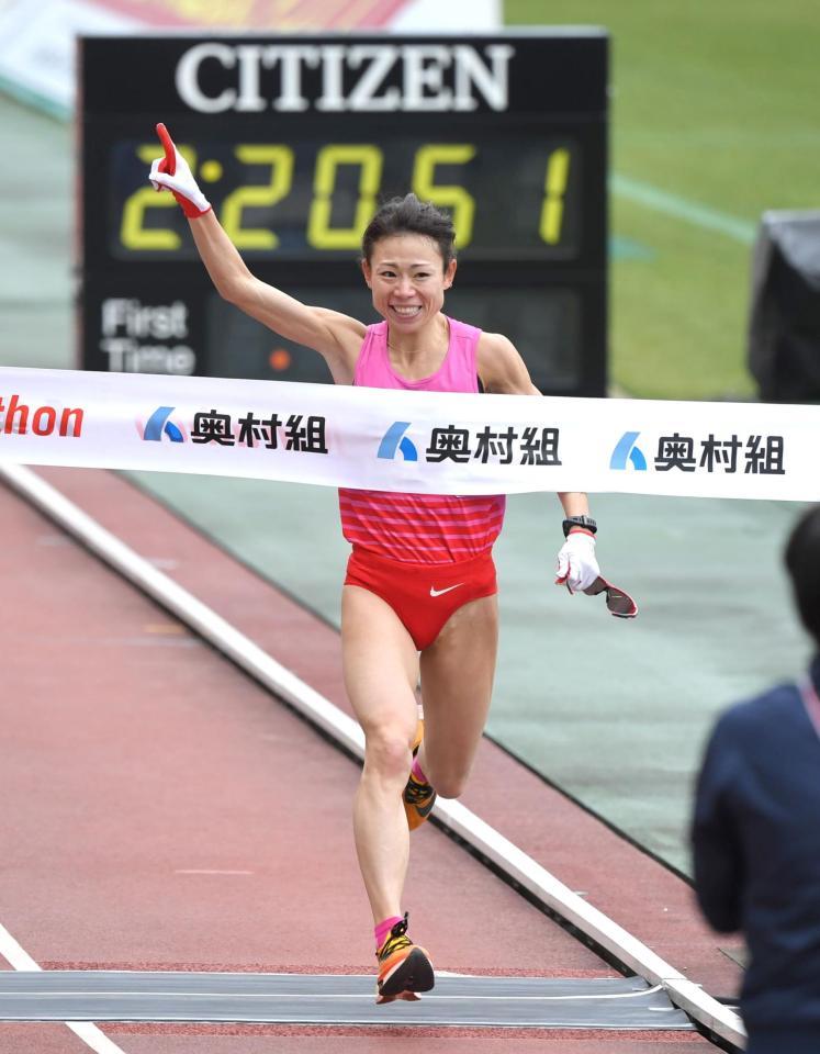 　大会記録でゴールする松田瑞生（撮影・北村雅宏）