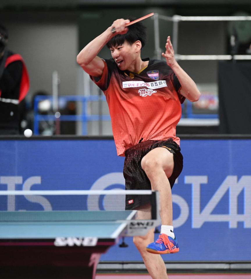 　決勝進出を決めた戸上隼輔のスマッシュ（撮影・佐藤厚）