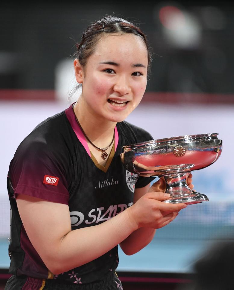 皇后杯を手に笑顔を見せる伊藤美誠（撮影・佐藤厚）