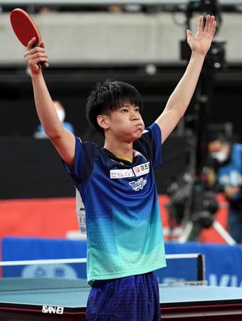 　男子シングルスで初優勝し、バンザイする戸上